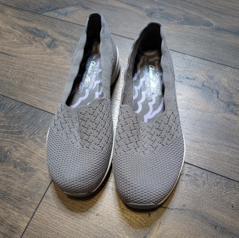 NWOB Skechers Grey Classic Fit Air‎ Cooled Memory Foam 7.5 Shoes